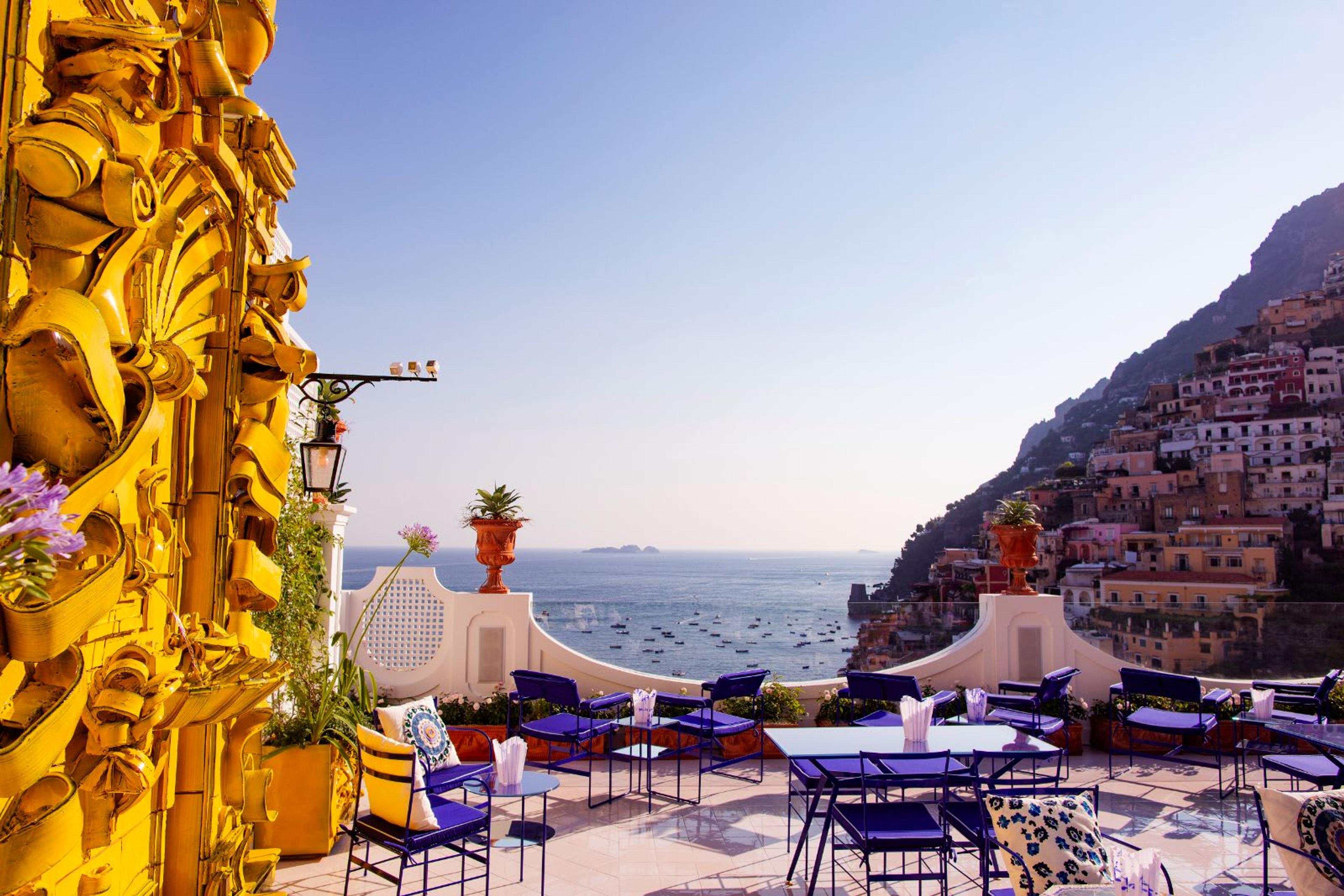 Le sedie Sotow nella splendida cornice della Costiera Amalfitana