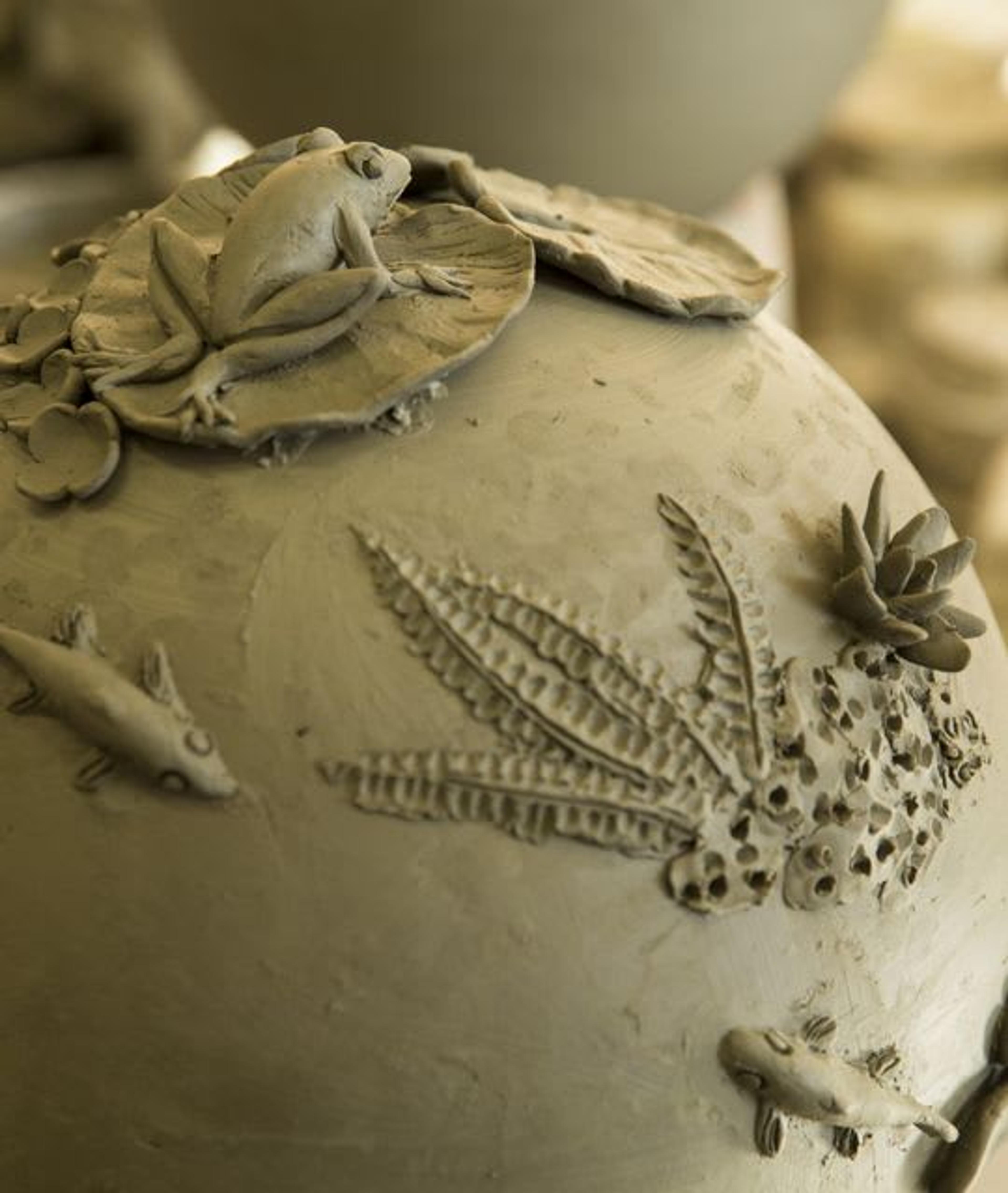 Details of the Sfera Colore Maiolica before being handpainted