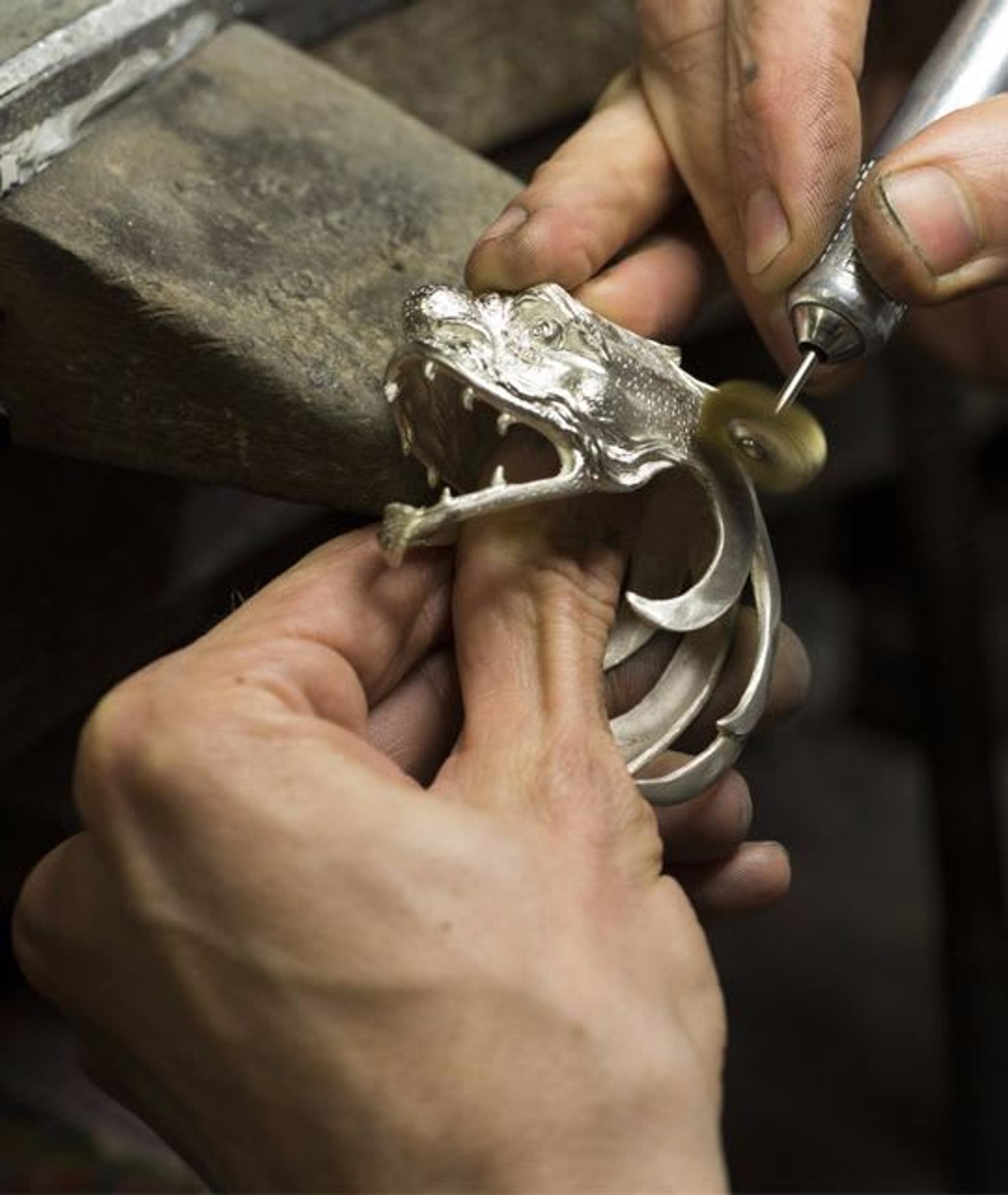 Un pezzo d'argento Pestelli in lavorazione