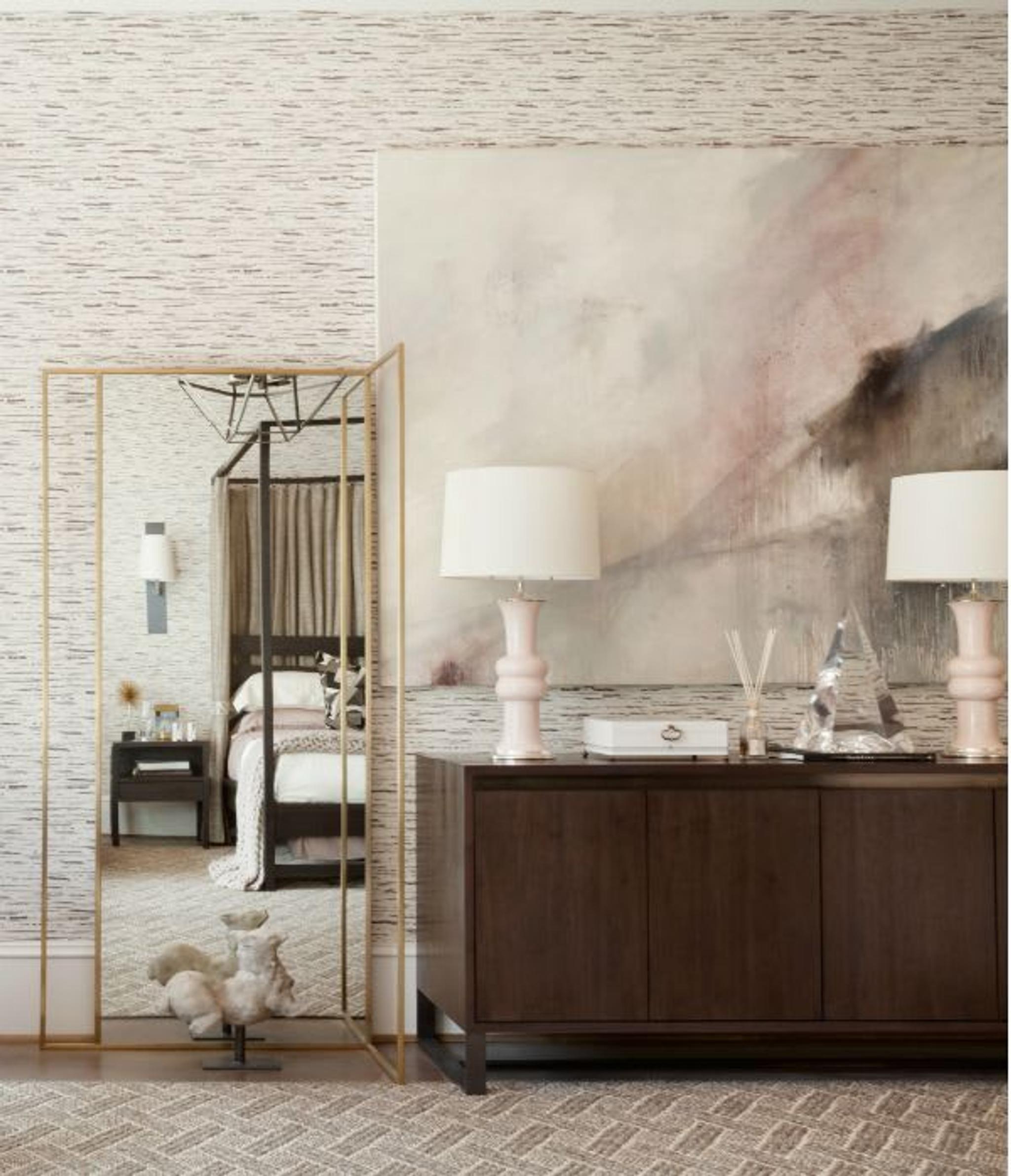 Art abstrait, lampes de table en céramique et un miroir moderne avec des finitions en laiton - Détails de la décoration de la chambre à coucher par Jonathan Savage.