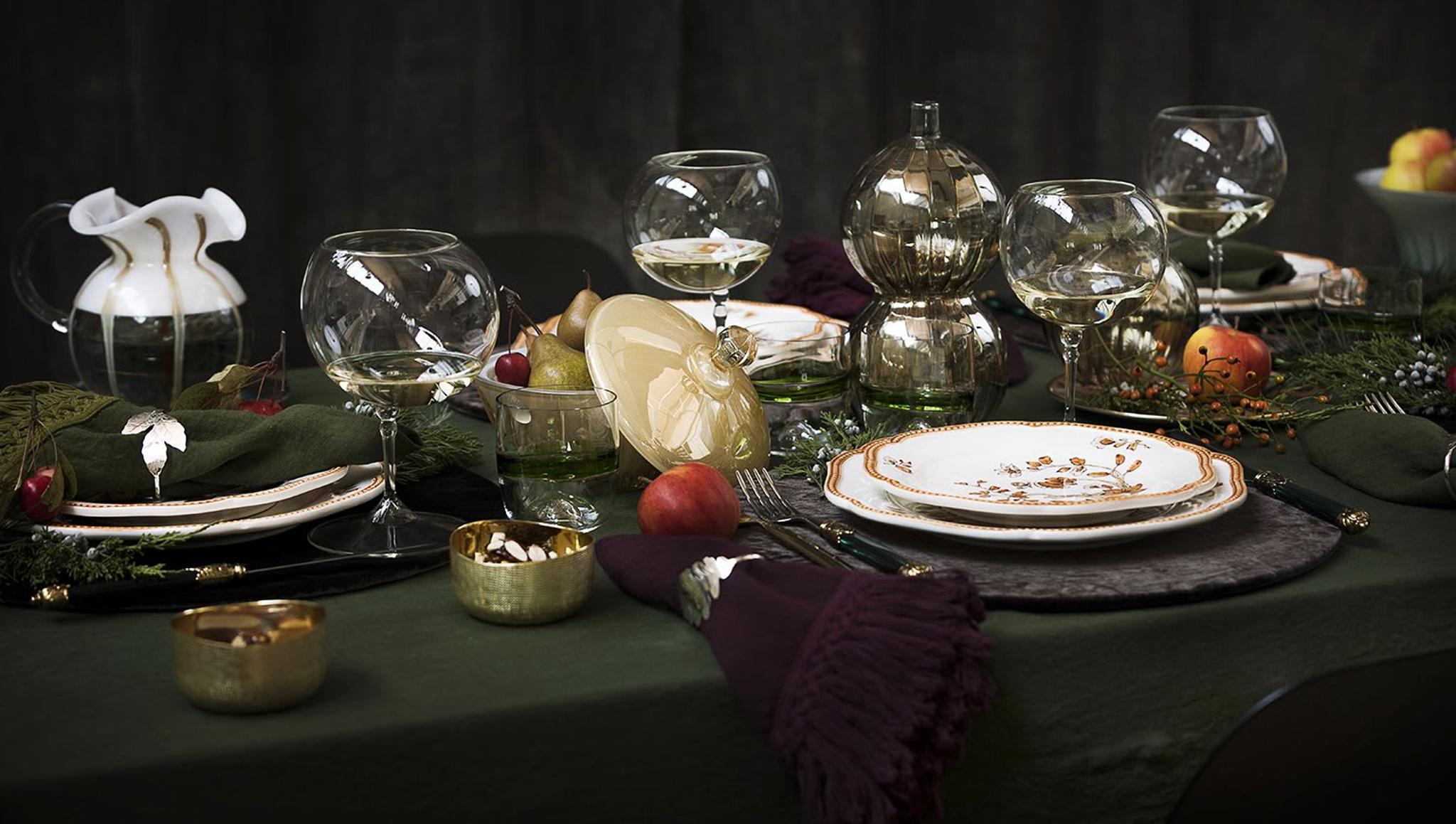 Découvrez les assiettes à dîner et à dessert Harvest de Vio's Cooking, le set de couverts Rinascimento de 24 pièces en vert de Casa Bugatti, la carafe Torcello en ambre et blanc de Tuttoattaccato, le set de 2 salières avec cuillères d'Argentiere Pagliai, la bouteille Calabaza avec couvercle de Kanz Architetti et le set de 6 ronds de serviette en laiton argenté d'Argentiere Pagliai.