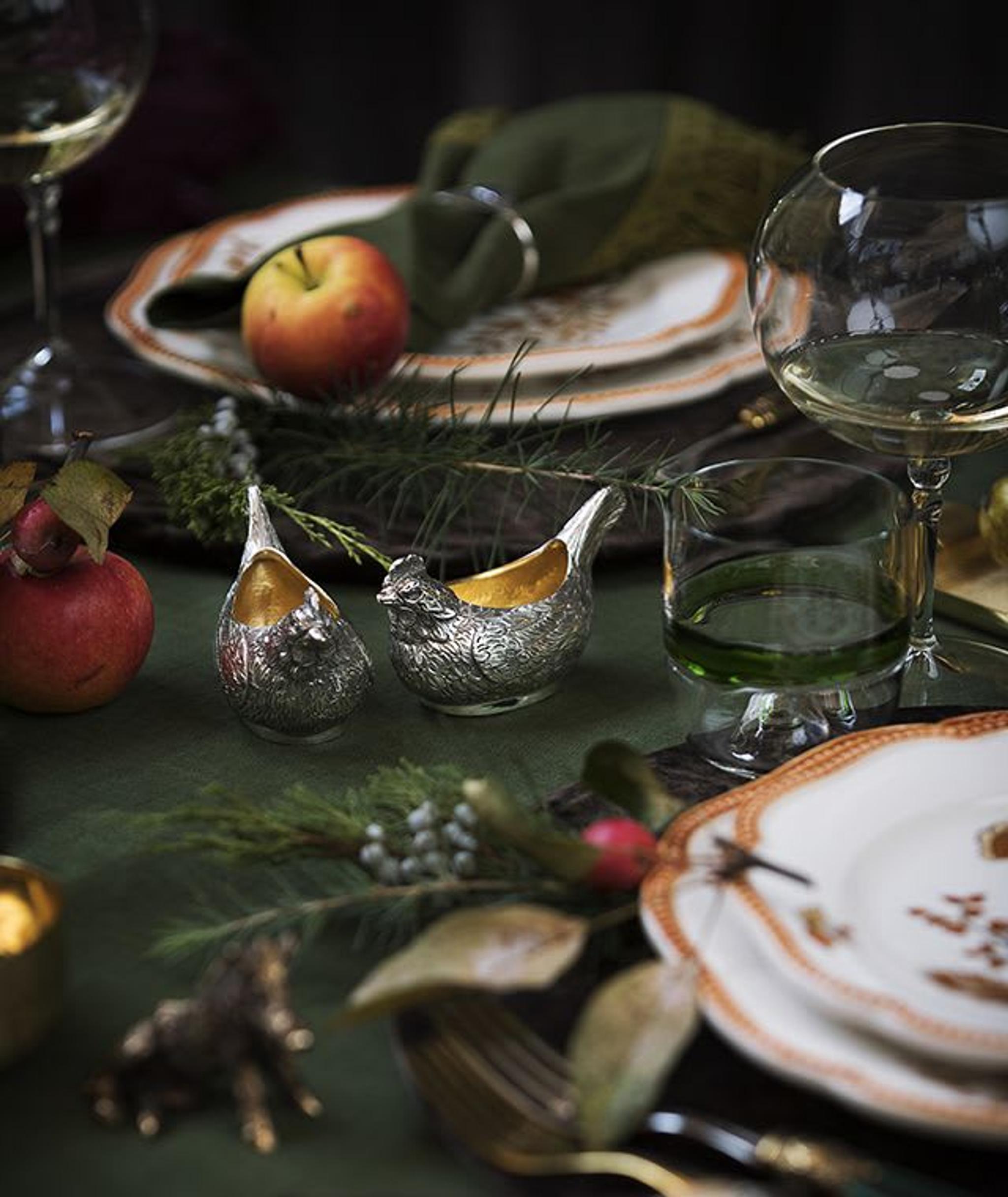 Sur cette photo : l'ensemble de 2 salières avec cuillères par Argentiere Pagliai, l'ensemble de 6 anneaux en verre vert par Carlo Moretti.