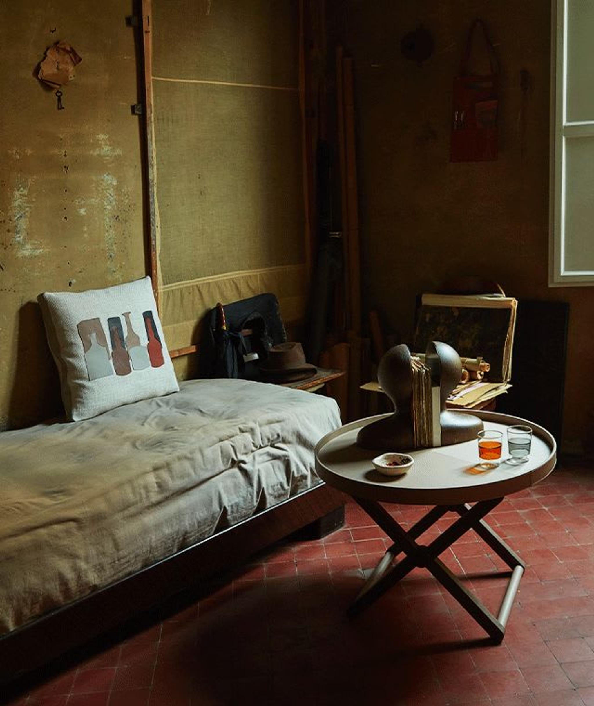 Particolare della casa di Morandi con pezzi di Paolo Castelli