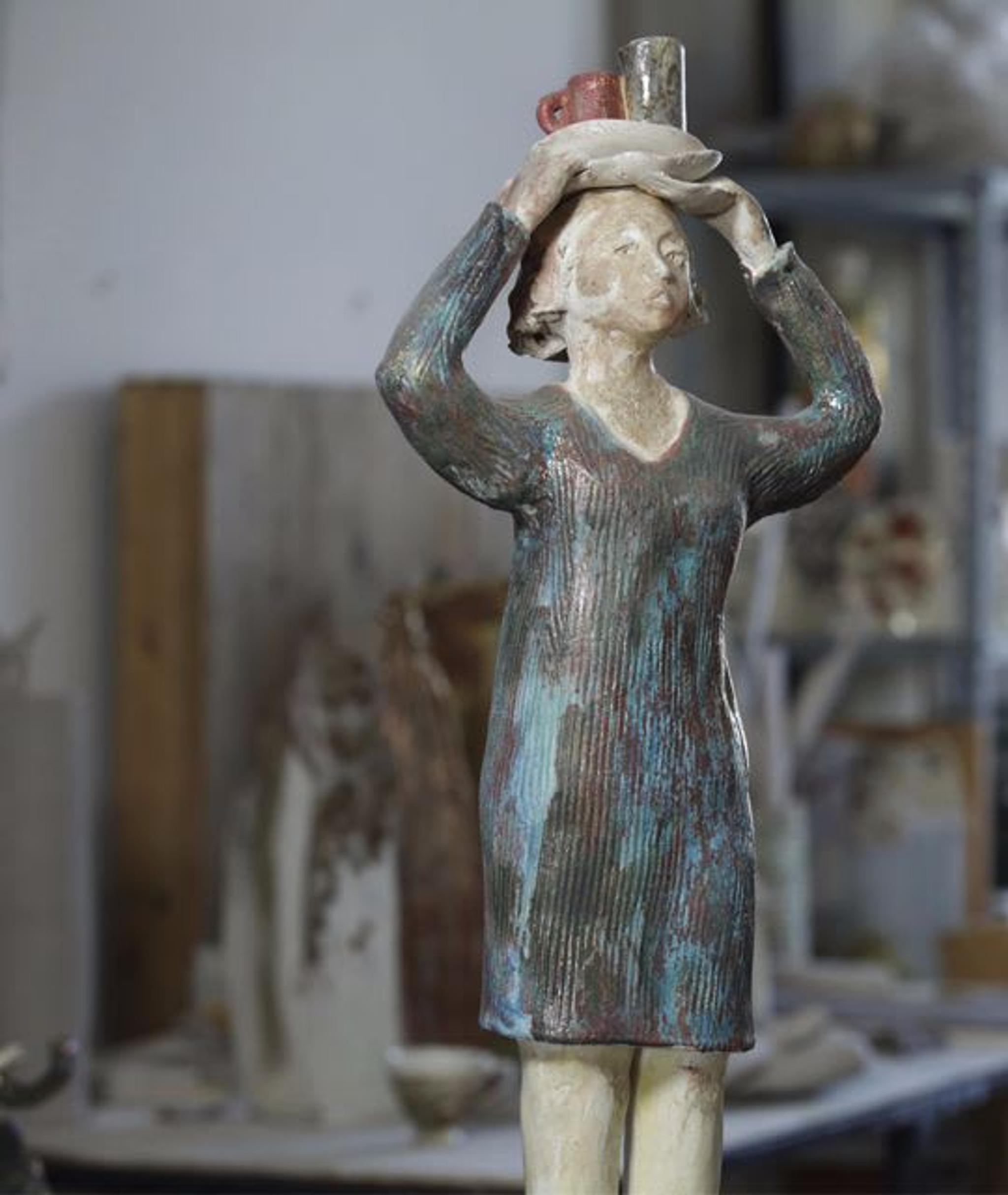 Elegant sculpture to represent a girl at work