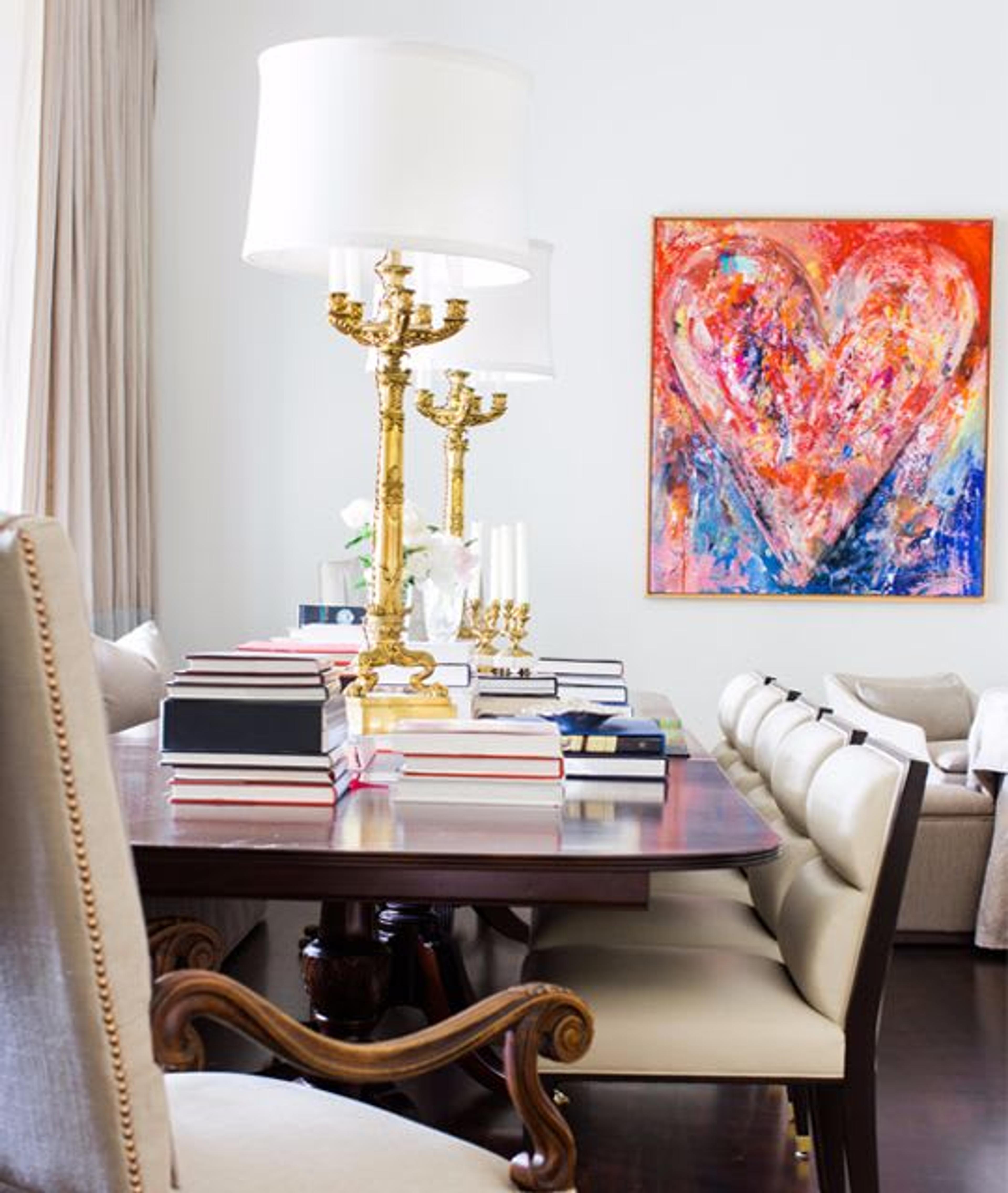 Questa sala da pranzo formale è dotata di sedie personalizzate di Artistic Frame in pelle. Foto di Alyssa Rosenheck