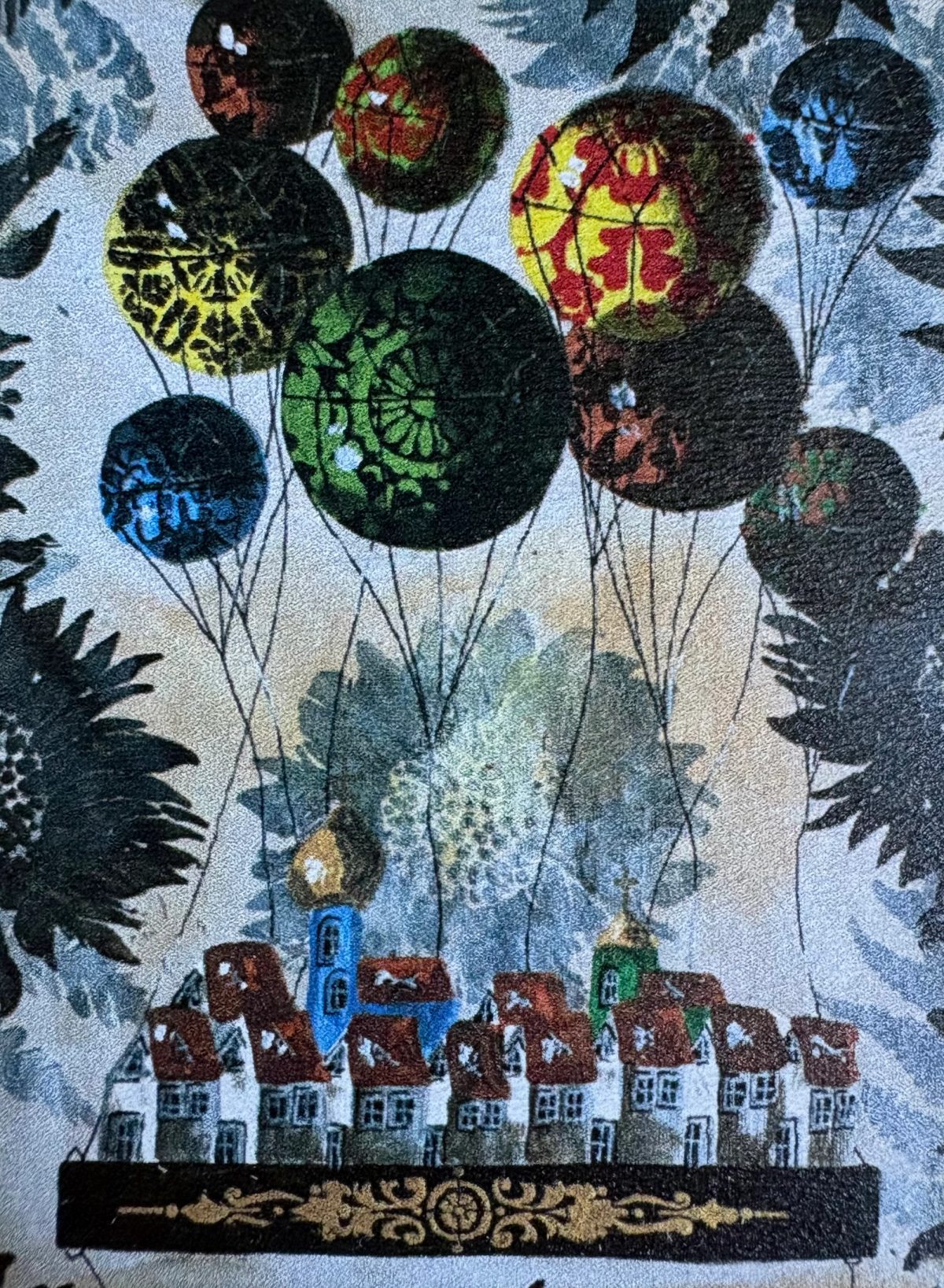 Magnes — kolorowe balony nad rzędem kamieniczek