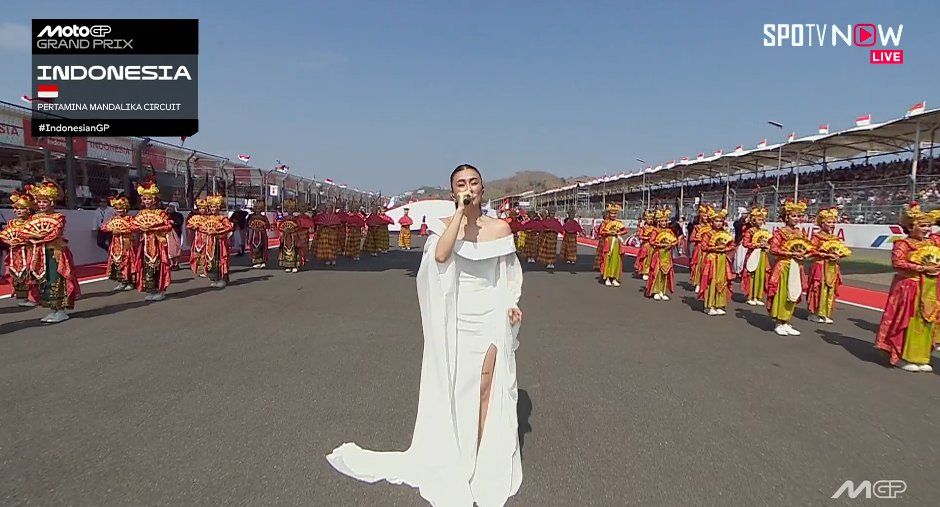 Tampil di MotoGP Mandalika 2026, Berikut Detail Gaun Putih Agnez Mo!