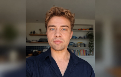 Jonge man in keuken