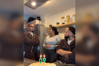 Drie mensen in de keuken aan het praten