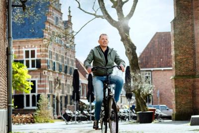 Een man op een fiets