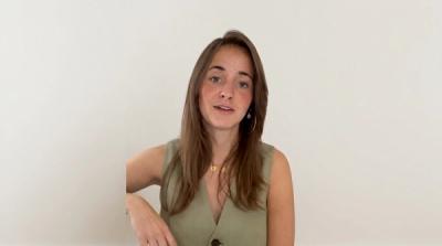 Vrouw kijkt in camera