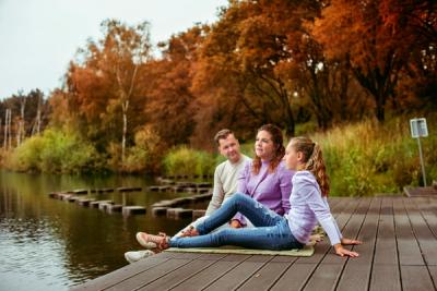 Familie zittend aan het water