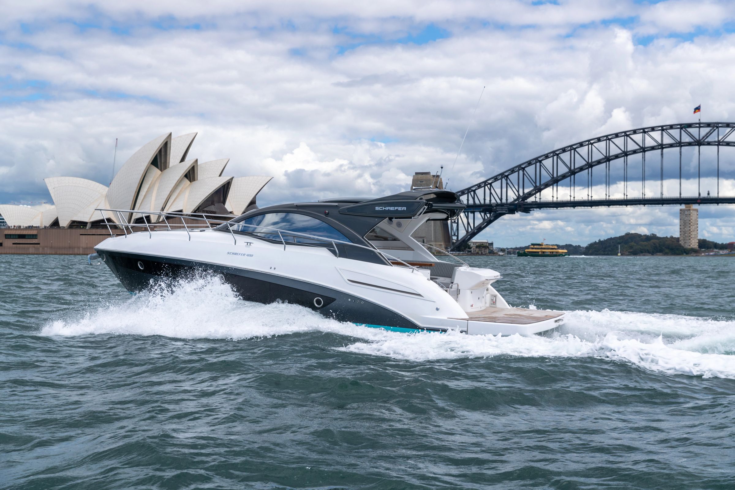 Schaefer 400 sports cruiser underway
