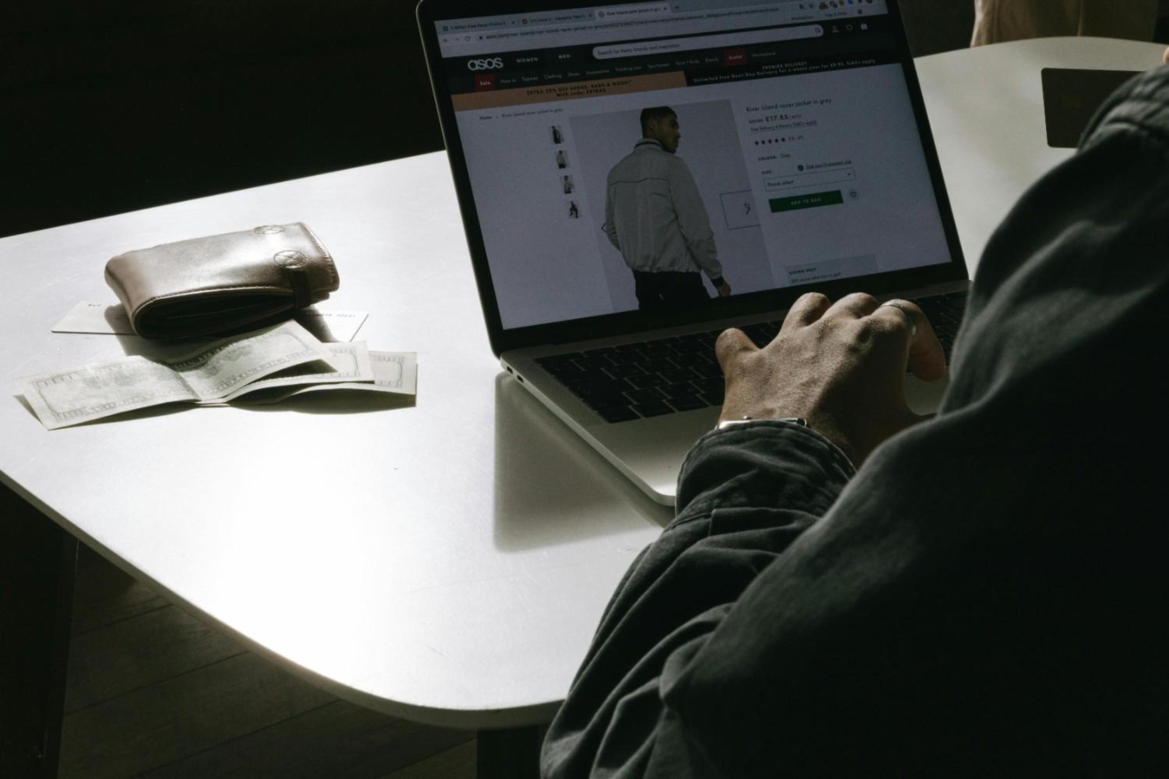 Customer interacting with AI chatbot on an ecommerce sore