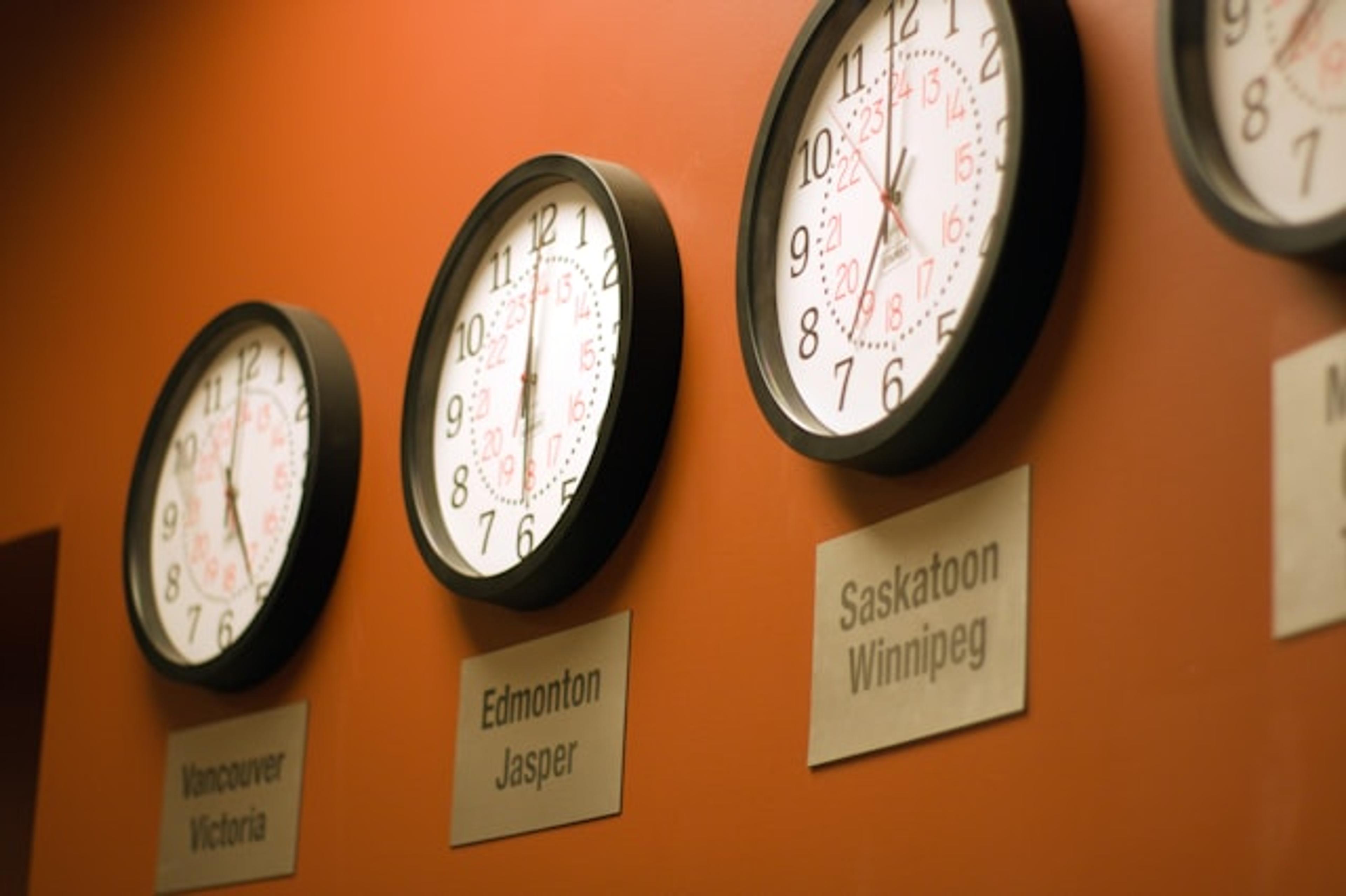 When do Canadian customers shop? A detailed study on how time of the day influences shopping patterns