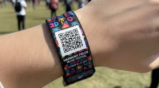 Crachás e pulseiras para eventos