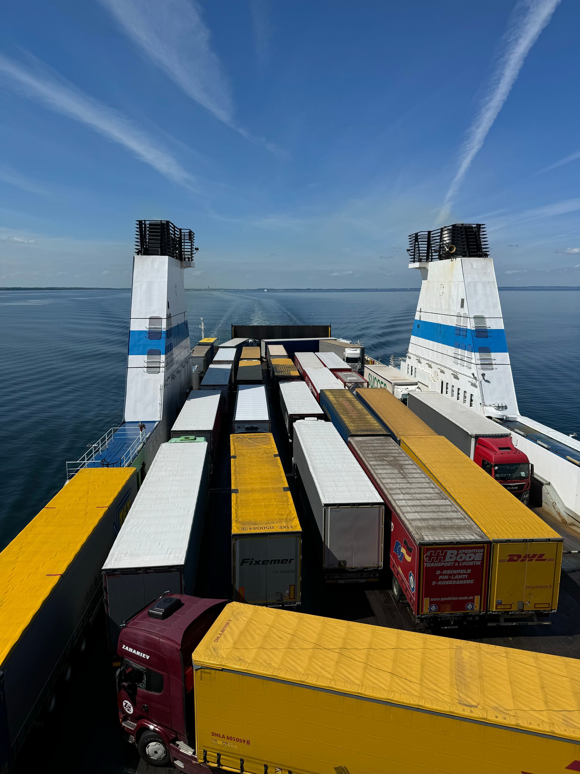 Semi-remorques alignées sur le pont d'un ferry roulier en mer
