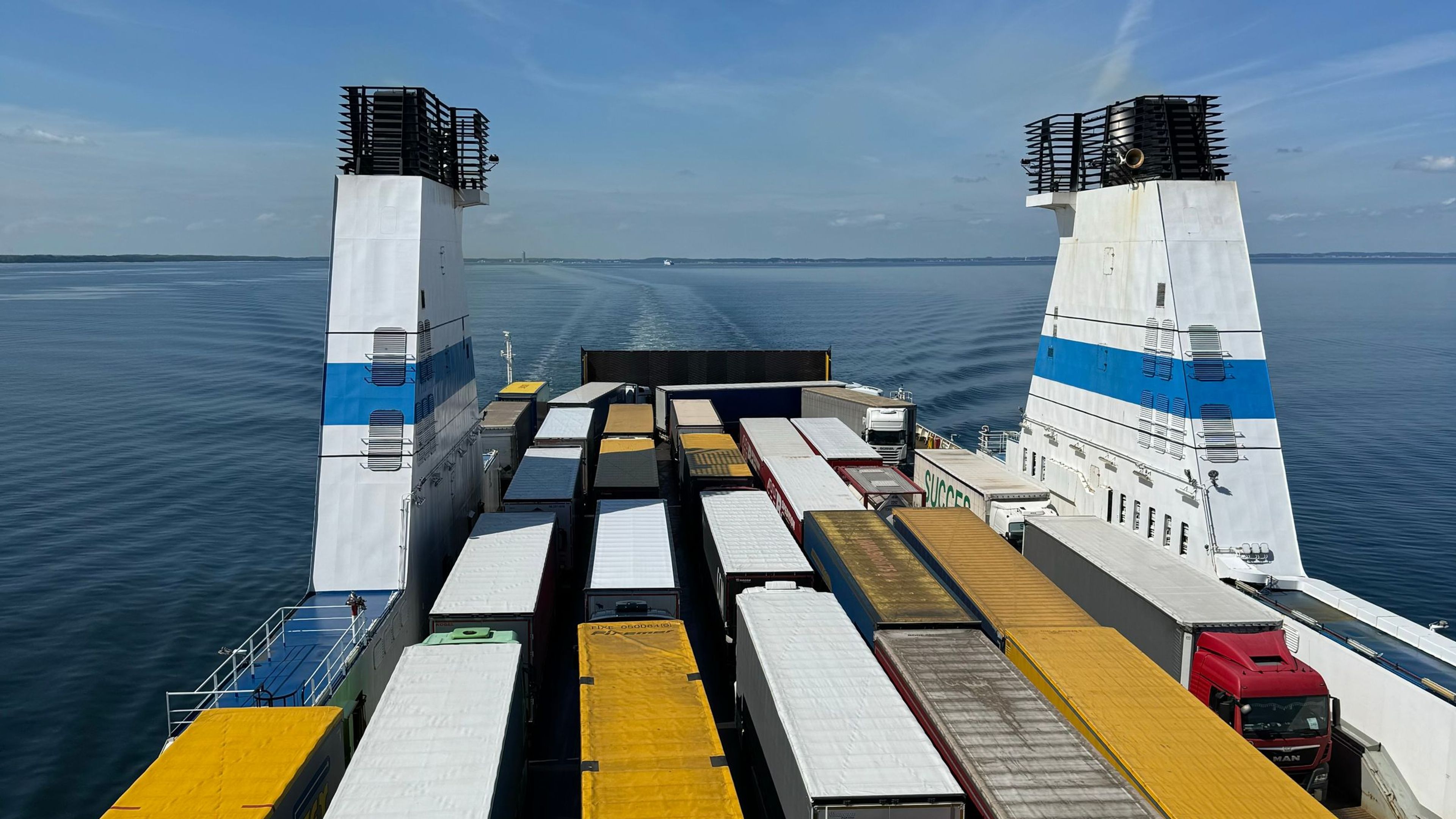 Semi-remorques alignées sur le pont d'un ferry roulier en mer