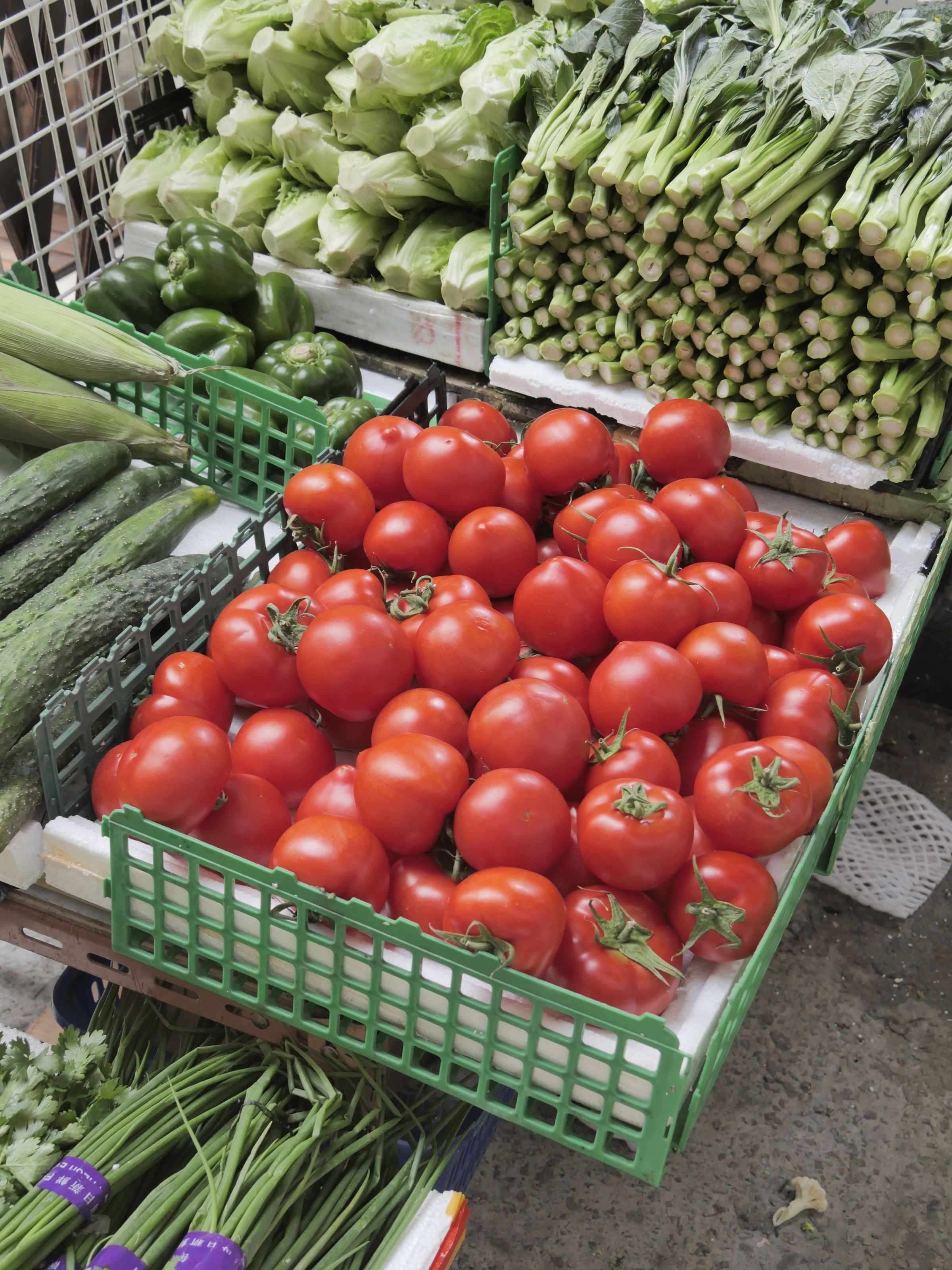 Tomates fraîches dans des caisses en plastique