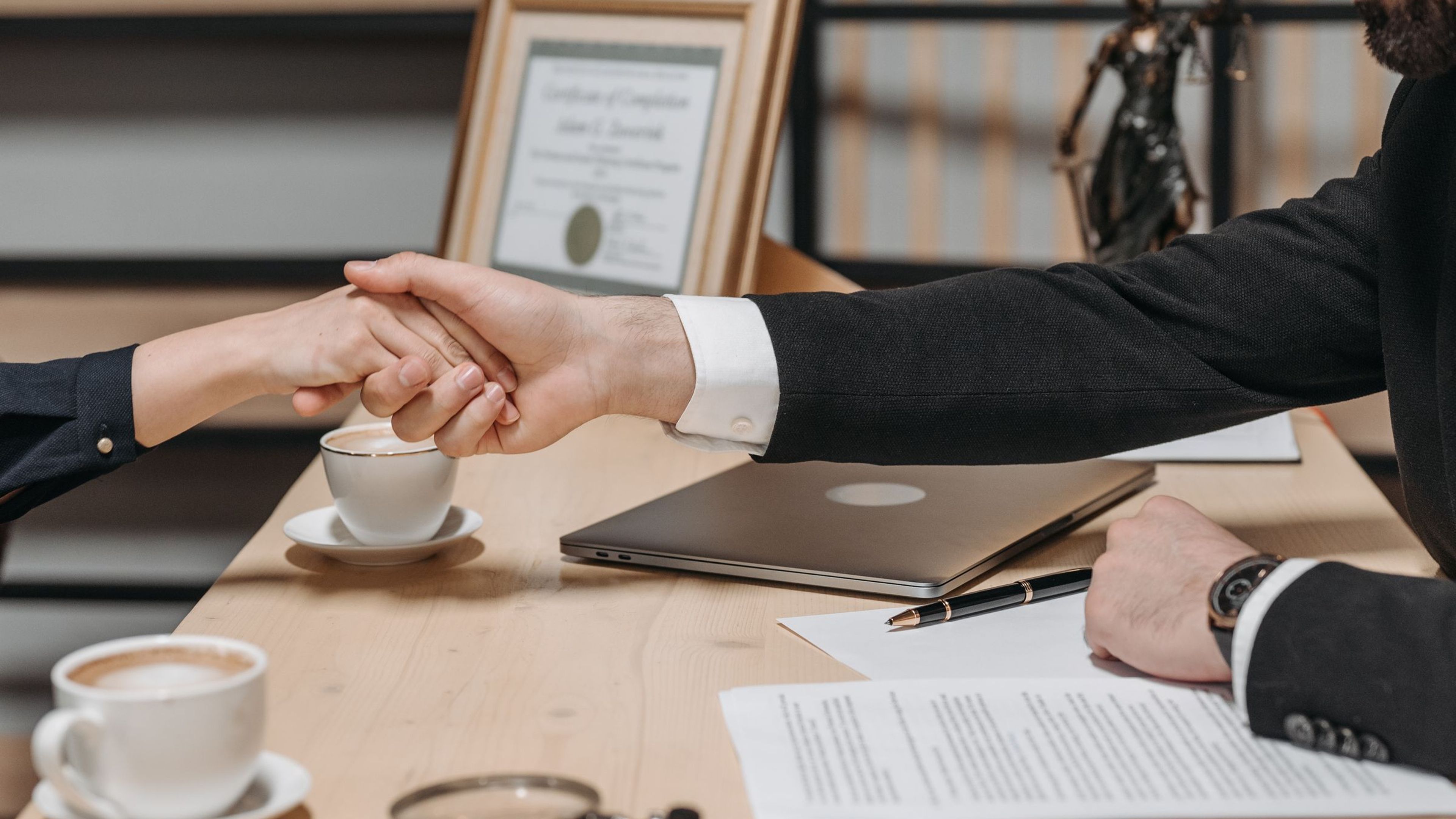 Poignée de main au-dessus d'un contrat commercial