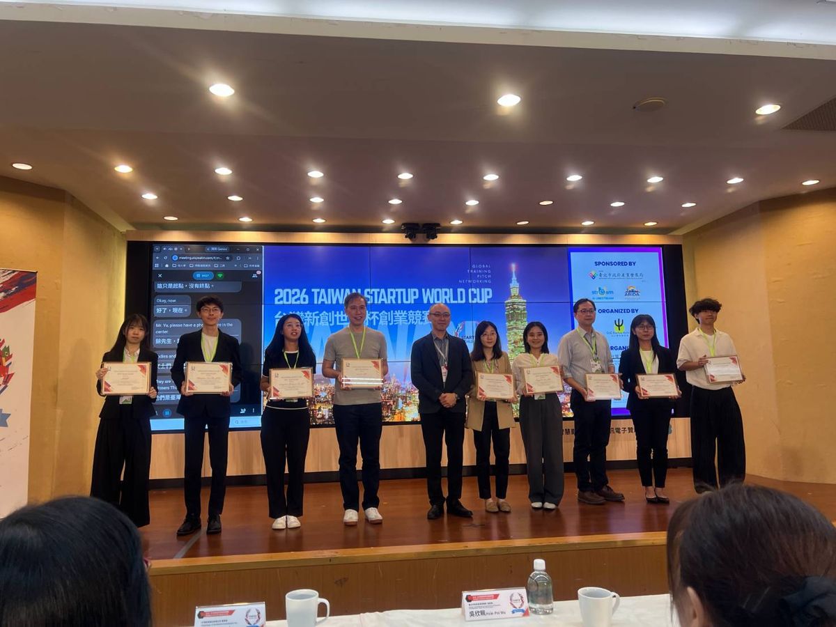 俞伯璋律師與 2026 台灣新創世界杯獲獎團隊合影