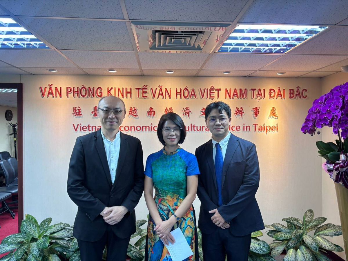 俞伯璋律師（左）、駐臺北越南經濟文化辦事處副代表 Ngô Thị Thanh Mai（中）與葉俊宏律師（右）於辦事處合影