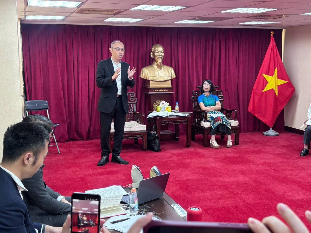 俞伯璋律師於座談會中發言,右為主持座談的駐臺北越南經濟文化辦事處副代表 Ngô Thị Thanh Mai