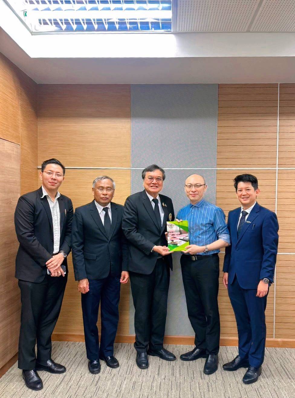 俞伯璋律師與泰國法曹協會秘書長 Thawal Ruyaporn 博士、最高法院法官 Auen Kunkeaw、Peerapat Foithong 博士、Ekkapong Yamkran 於法曹協會合影