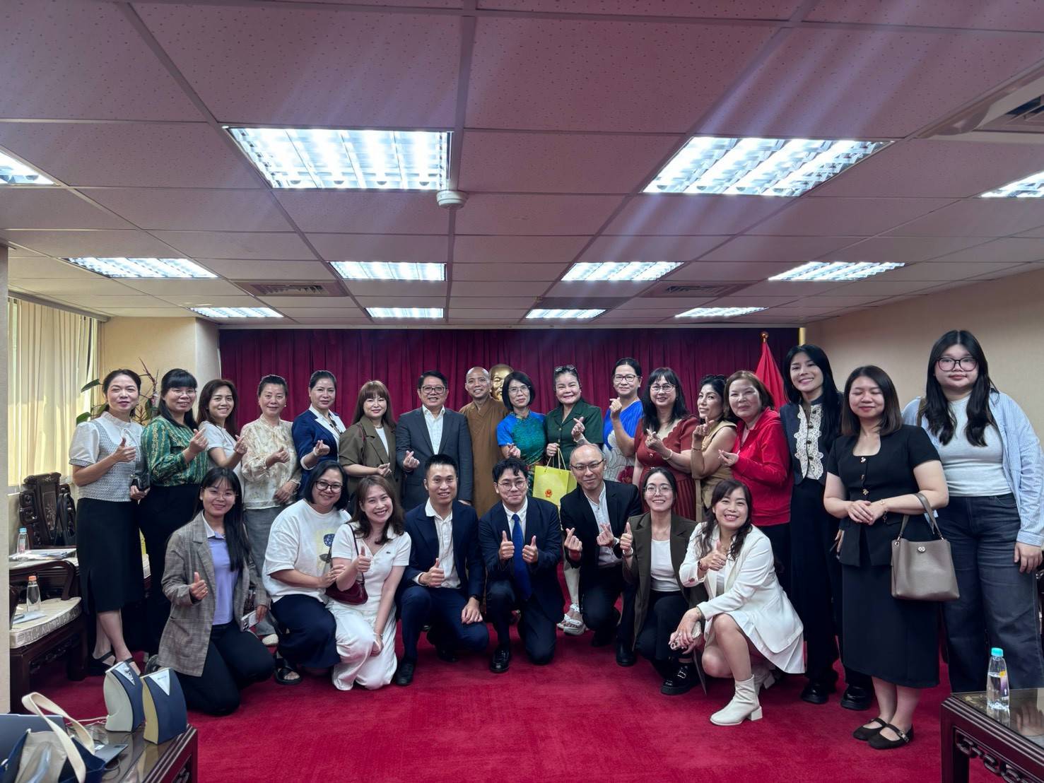 「越南人在台法律議題座談會」與會的河內律師公會代表團、越南駐台官員及在台越南僑界、商界領袖於駐臺北越南經濟文化辦事處合影