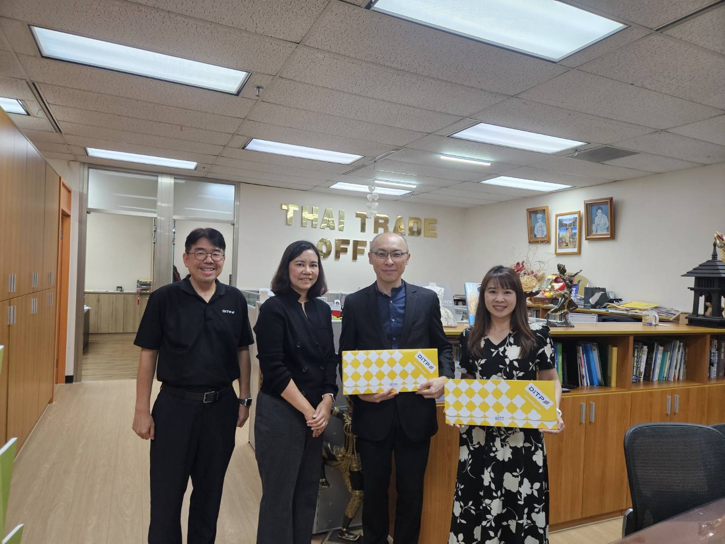 Louis Group 俞伯璋執行長、林宥廷律師與泰國商務處李佩佩處長、何其松外貿特助於台北世貿中心辦公室合影