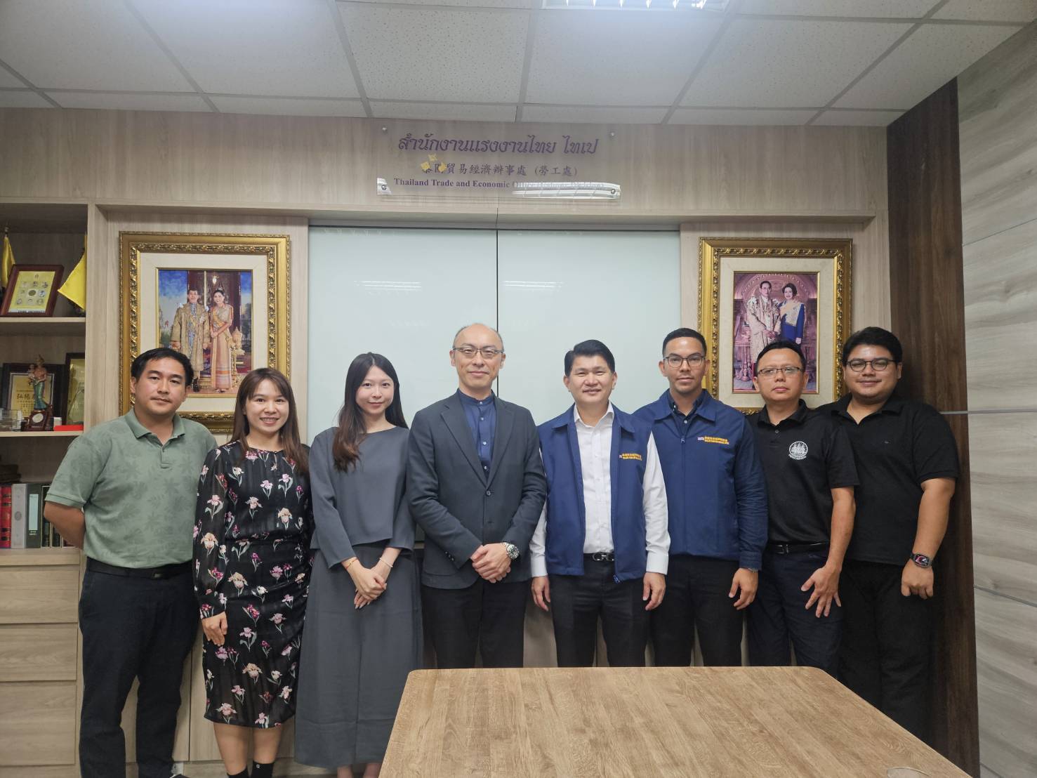 Louis Group 俞伯璋執行長、陳宜姍律師、林宥廷泰國律師與泰國駐台勞工處張發處長等官員合影