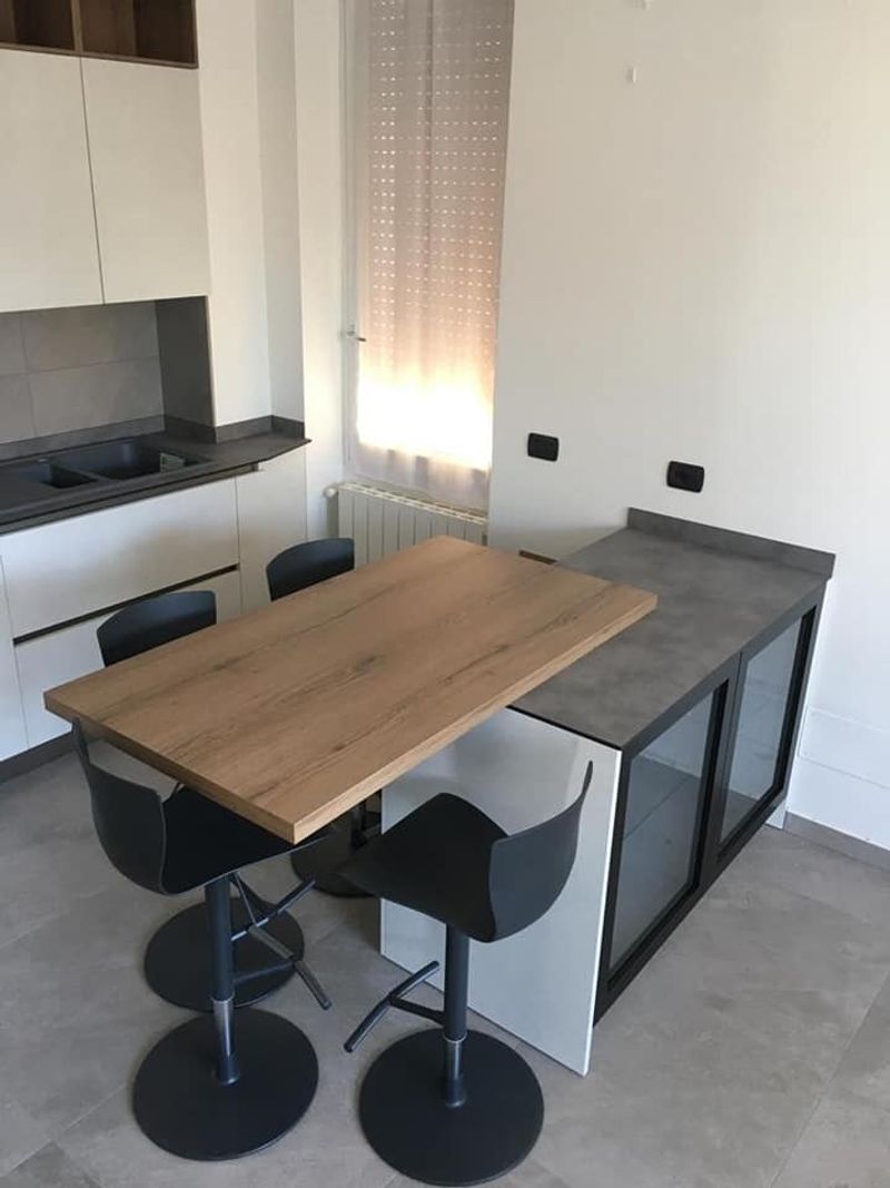 Cucina con elemento vetrina