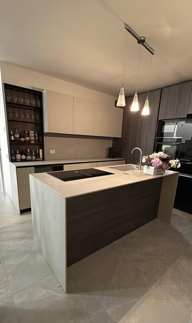 Cucina elegante con isola — immagine 2