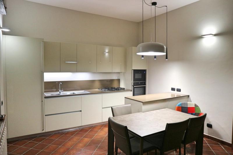 Cucina dai toni chiari — immagine 2