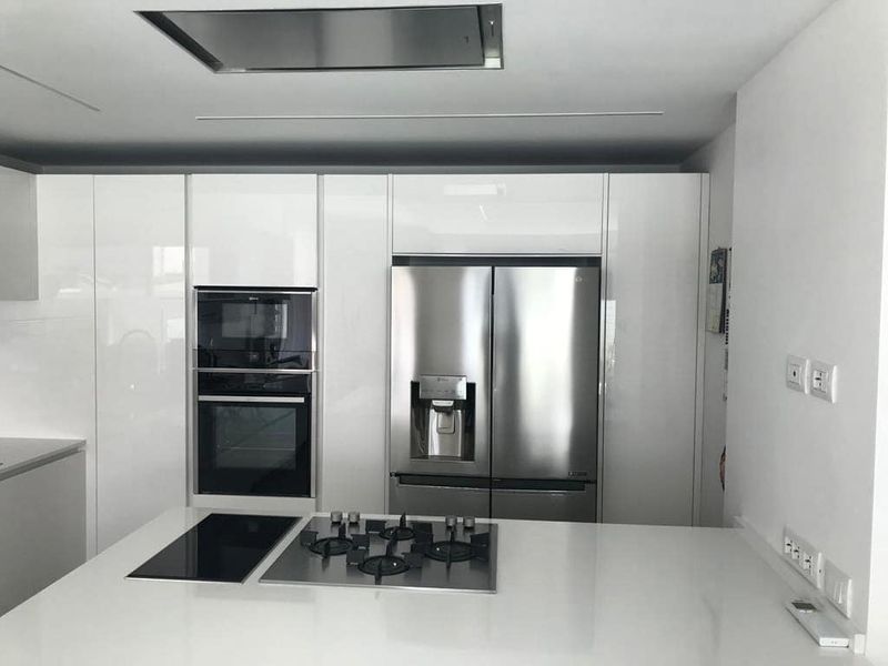 Cucina moderna bianco lucido — immagine 2
