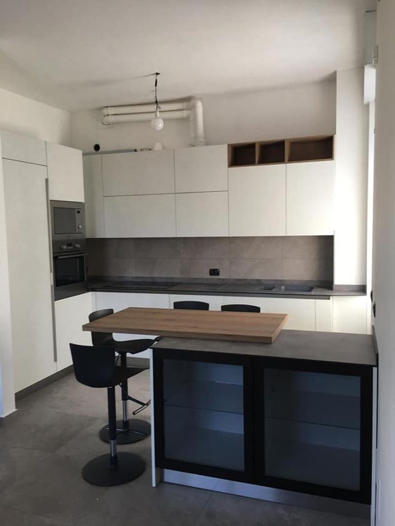 Cucina con elemento vetrina — immagine 2