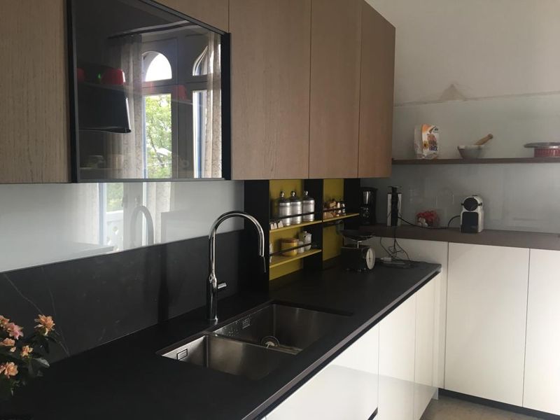  Cucina contemporanea con isola — immagine 2