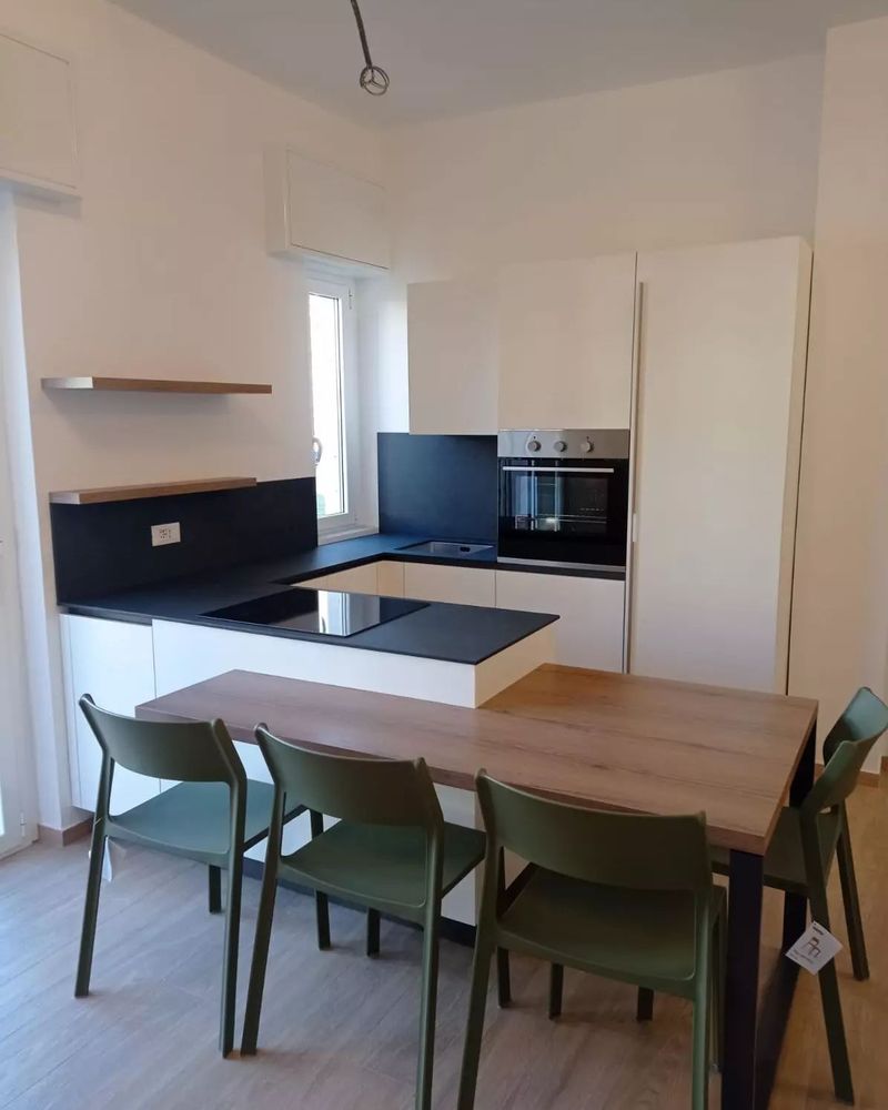 Cucina luminosa dai toni chiari