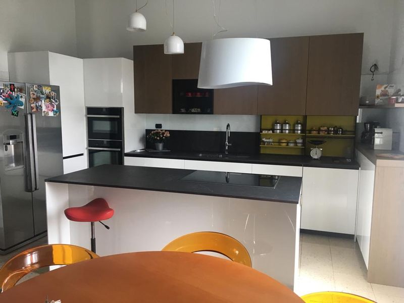Cucina contemporanea con isola