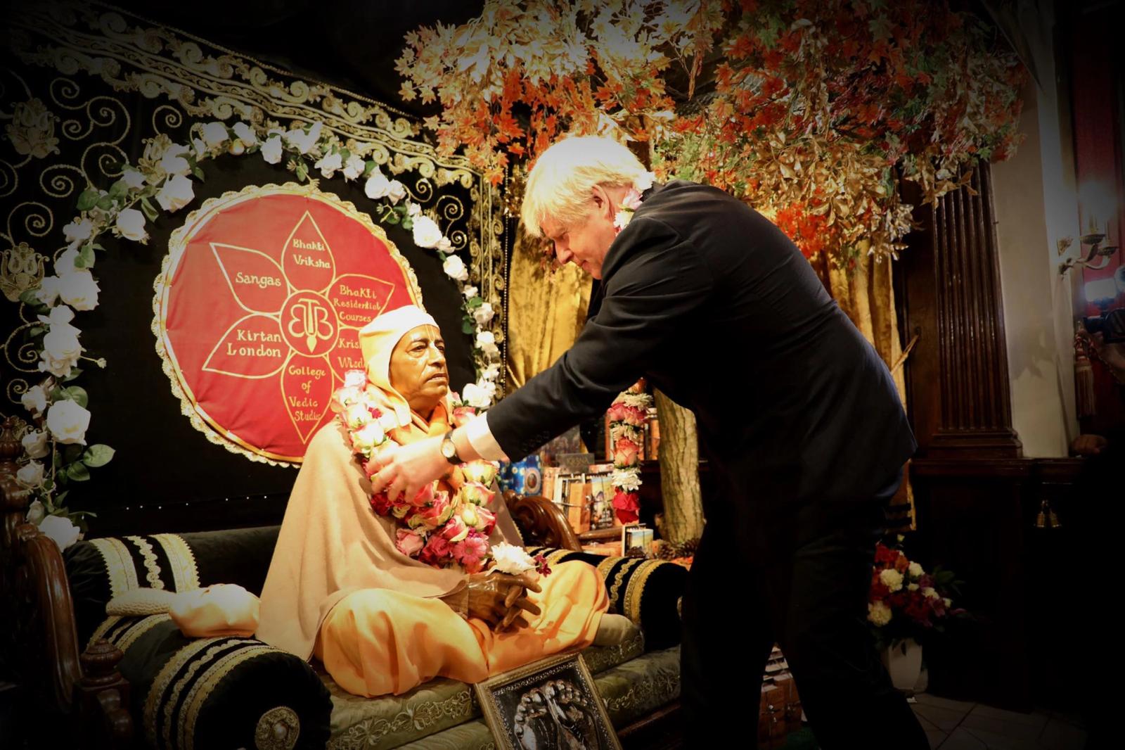 Boris Johnson besucht ISKCON-Tempel und vedischen Kuhschutz