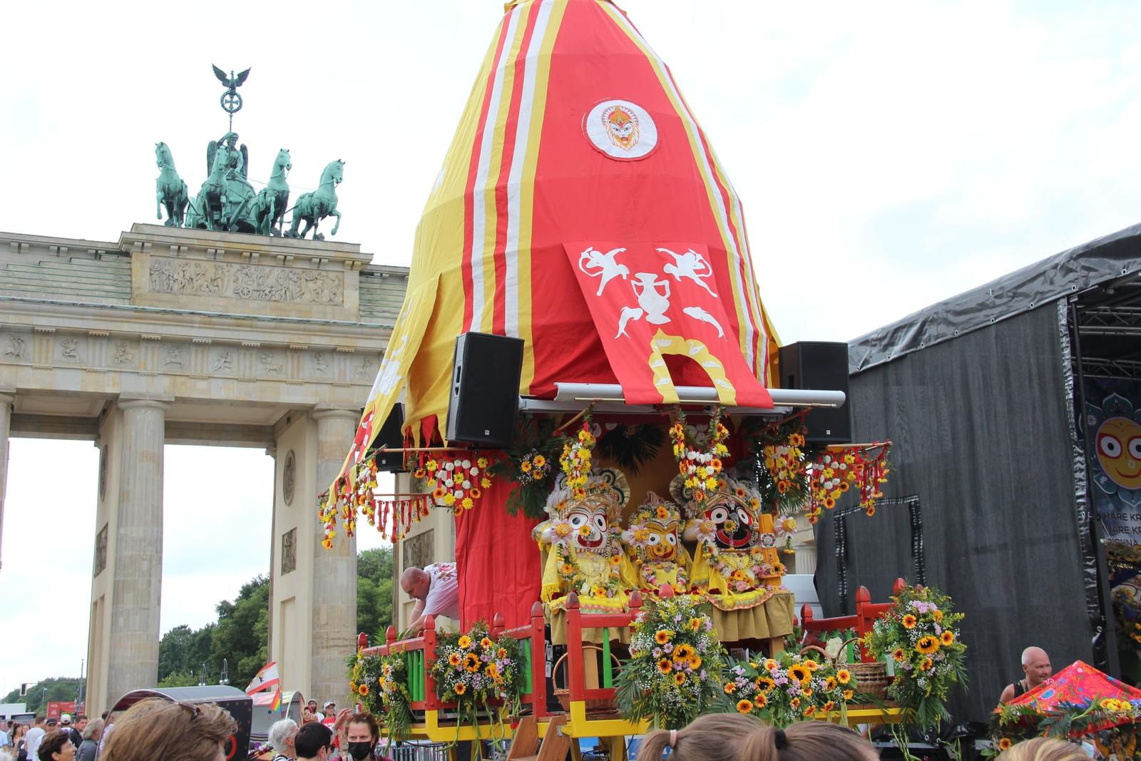 Fünf Jahre Ratha Yatra in Berlin am Brandenburger Tor
