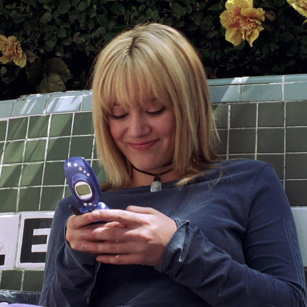 Hilary Duff on her phone in A Cinderella Story. 