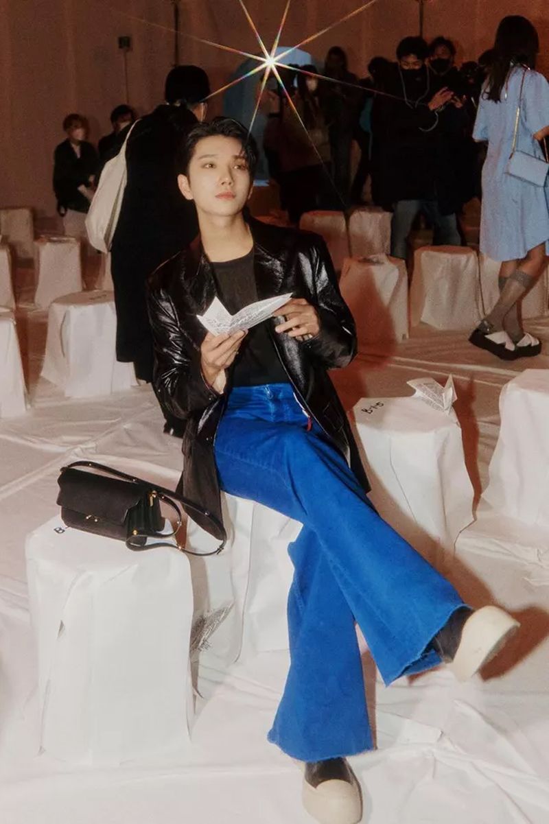 BTS V (Kim Taehyung) moment at Louis Vuitton Men's Fashion Show 2021 