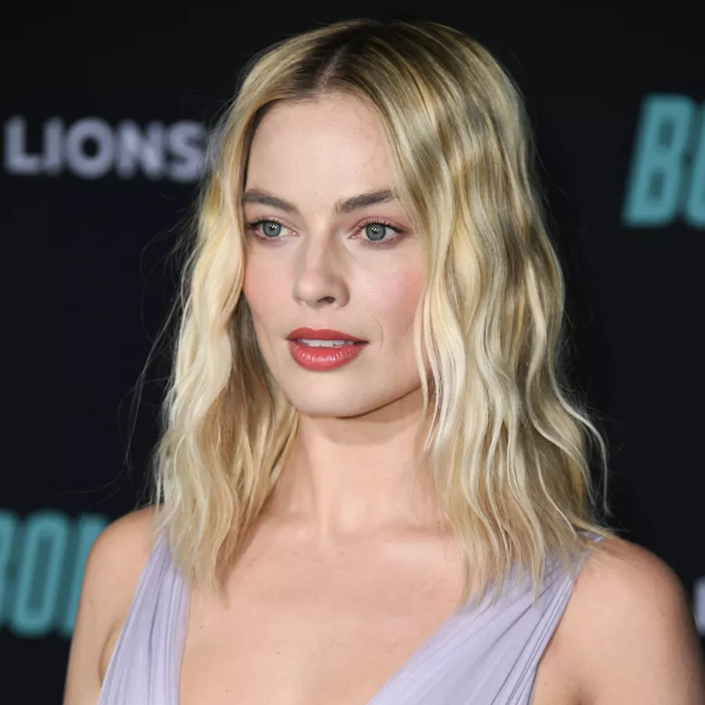 Margot Robbie with wavy hair 