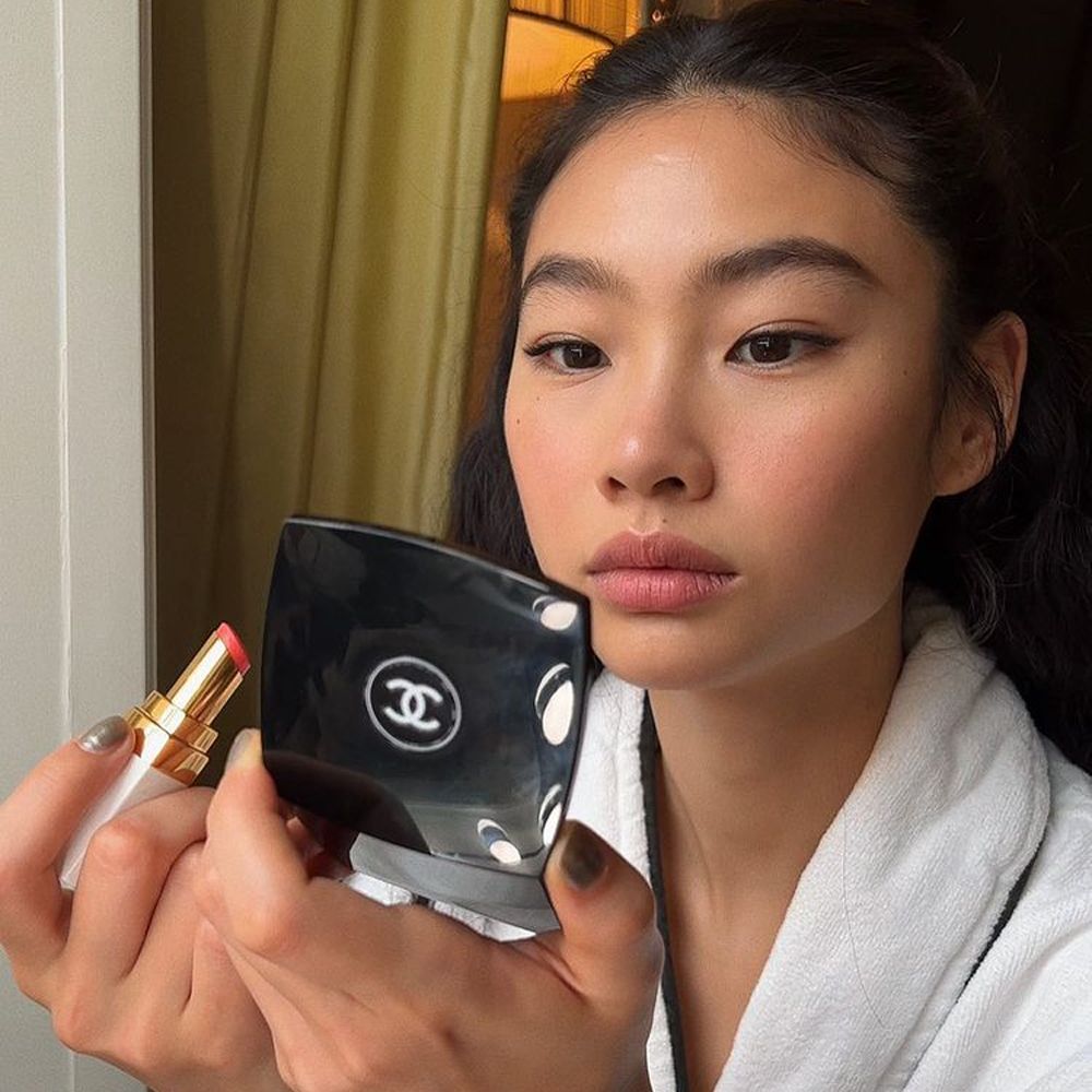 Hoyeon applying Chanel make-up. 