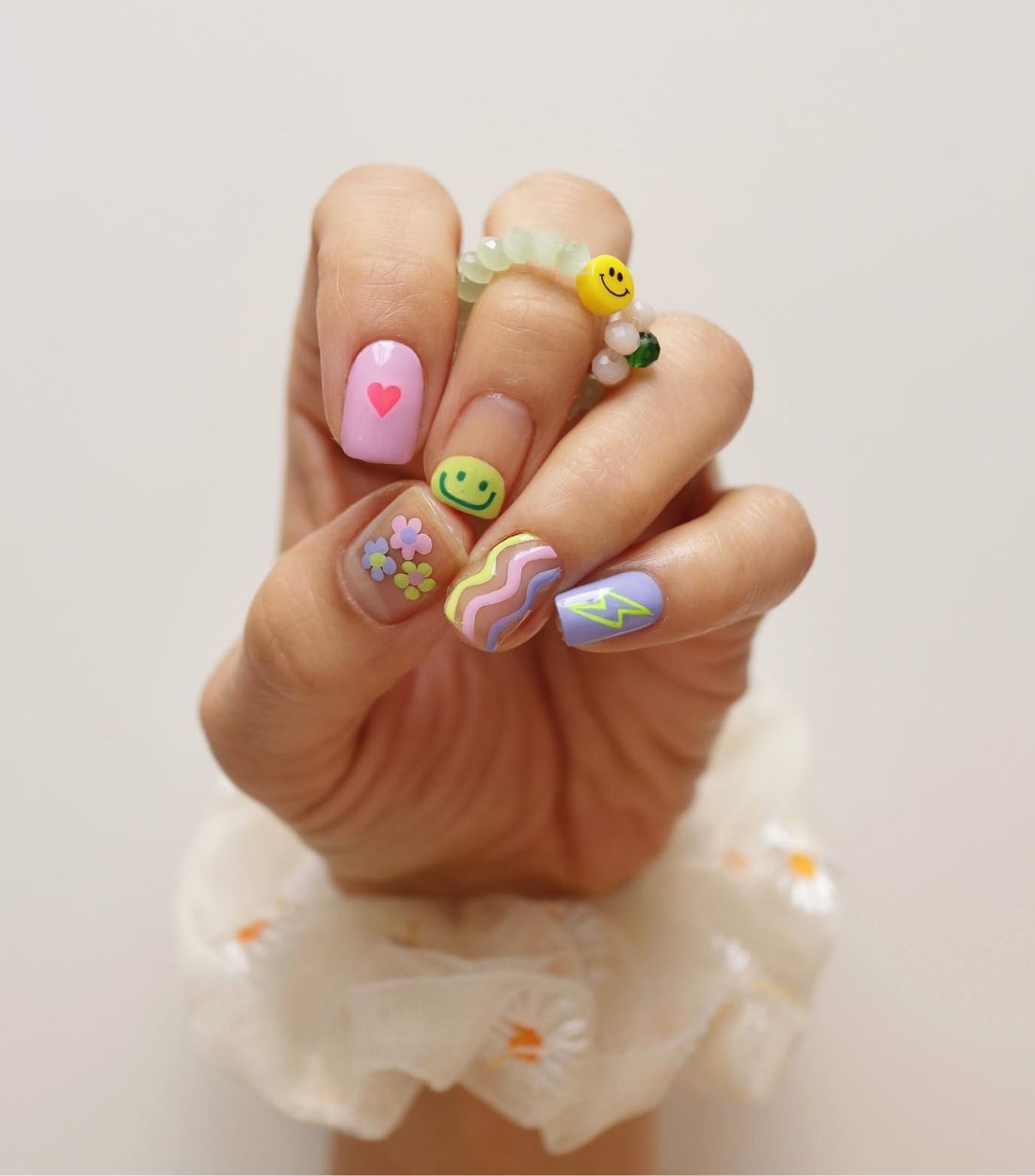 Short nail pastel manicure by @thehangedit