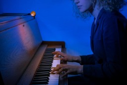 Kvinde spiller klaver