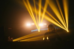 Elektronisk musik på scene med lysshow