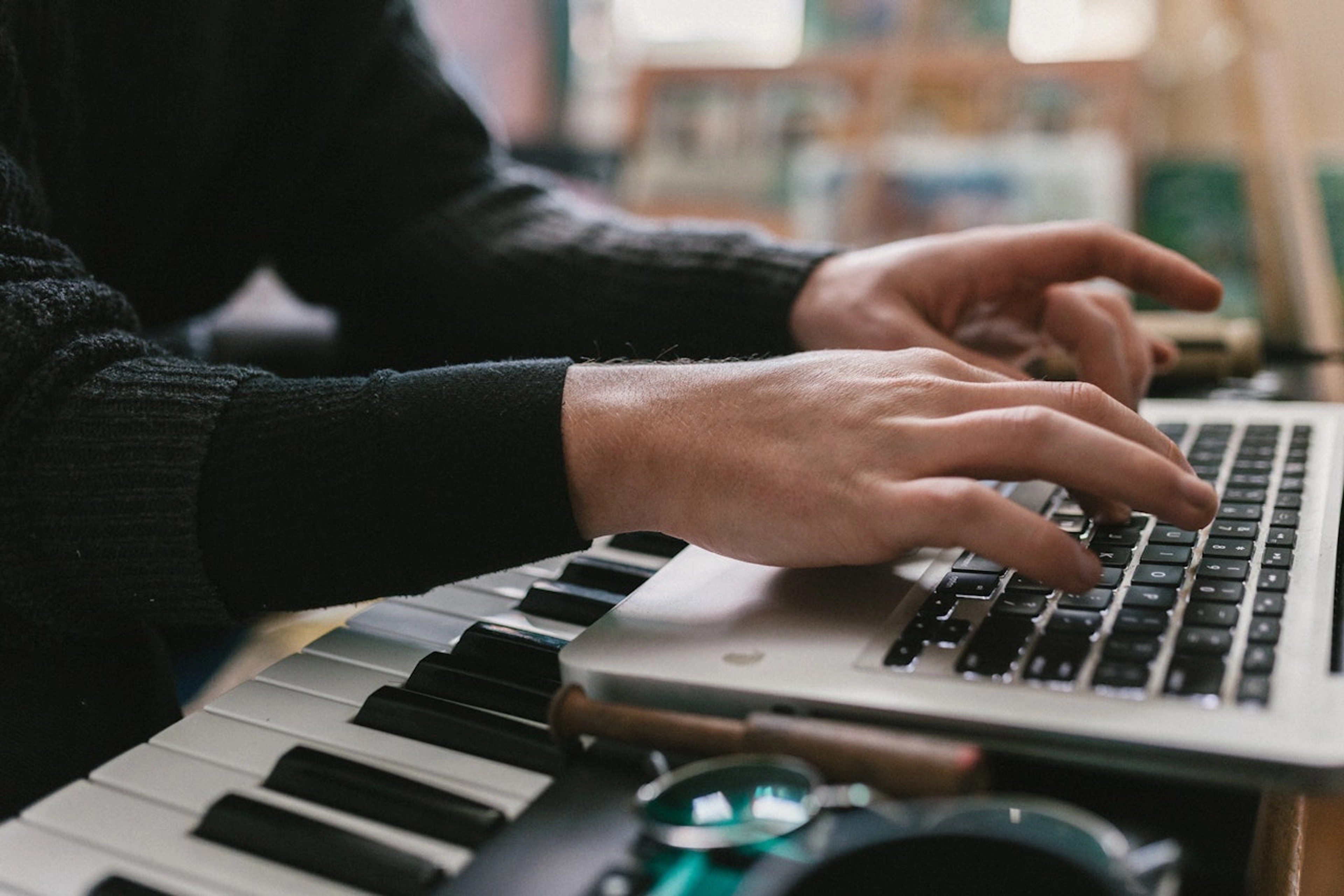 Producer ved mac og keyboard