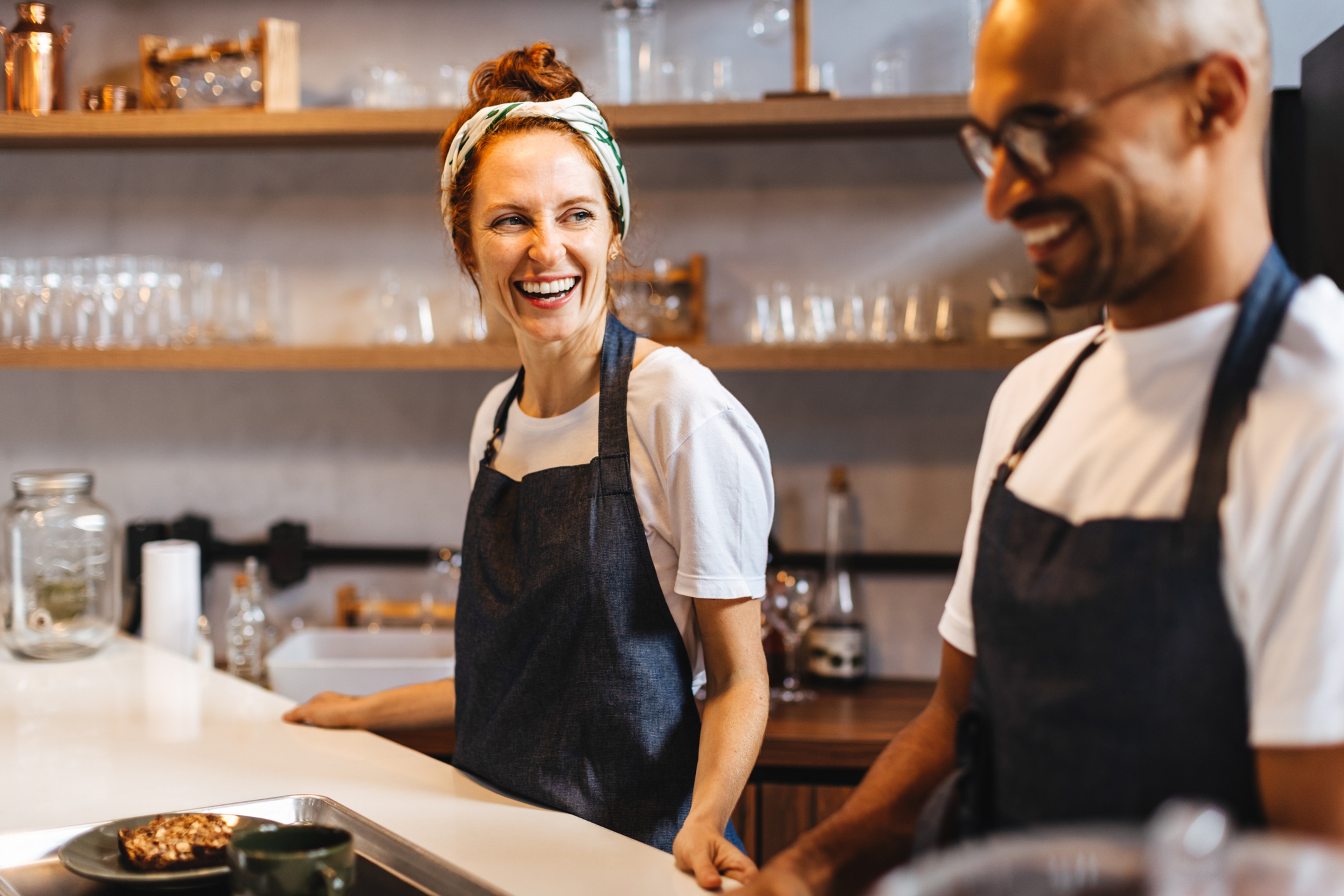 Mand og kvinde arbejder i en kaffebar